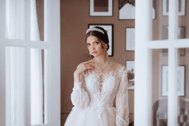 Zarif bir iç güzellikte beyaz elbiseli, açık renk makyajlı güzel bir gelin. 