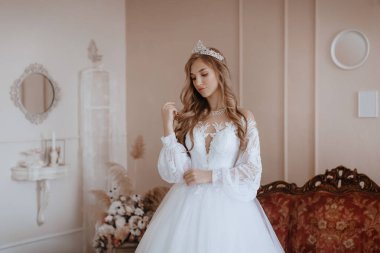 Enfes bir iç güzellikte, beyaz elbiseli, açık renk makyajlı güzel bir gelin. 