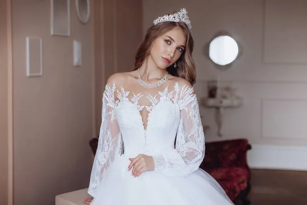 Mooie Jonge Bruid Met Lichte Make Witte Jurk Een Prachtig — Stockfoto
