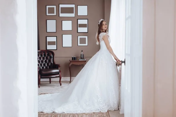 Mooie Jonge Bruid Met Lichte Make Witte Jurk Een Prachtig — Stockfoto