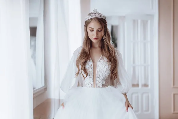 Hermosa Joven Novia Con Maquillaje Ligero Vestido Blanco Exquisito Interior —  Fotos de Stock