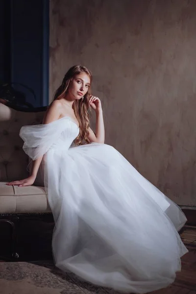 Όμορφη Νεαρή Νύφη Ελαφρύ Μακιγιάζ Λευκό Φόρεμα Ένα Εξαίσιο Εσωτερικό — Φωτογραφία Αρχείου