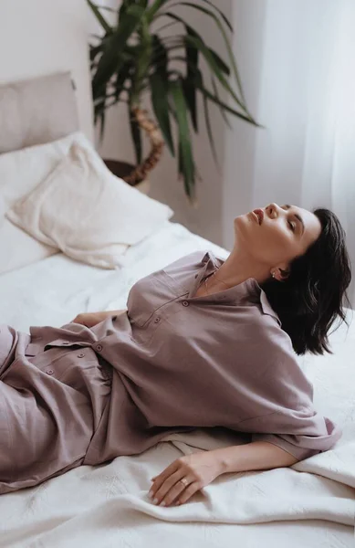 Vacker Vacker Flicka Elegant Pyjamas Ligger Sängen Naturlig Kvinnlig Skönhet — Stockfoto