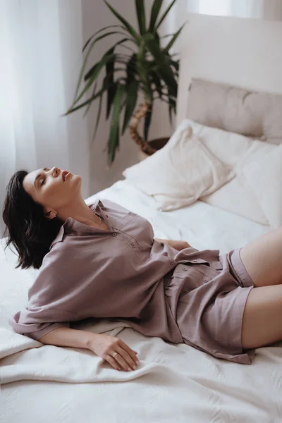 Vacker Vacker Flicka Elegant Pyjamas Ligger Sängen Naturlig Kvinnlig Skönhet — Stockfoto