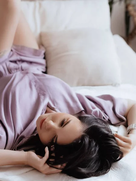 漂亮的姑娘穿着雅致的睡衣躺在床上 自然女性之美 — 图库照片