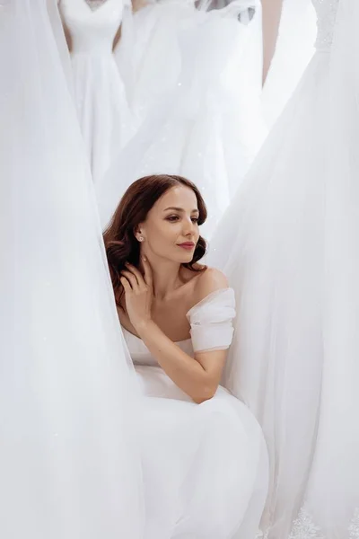 Schöne Brünette Braut Mit Leichtem Make Weißem Kleid Einem Exquisiten — Stockfoto