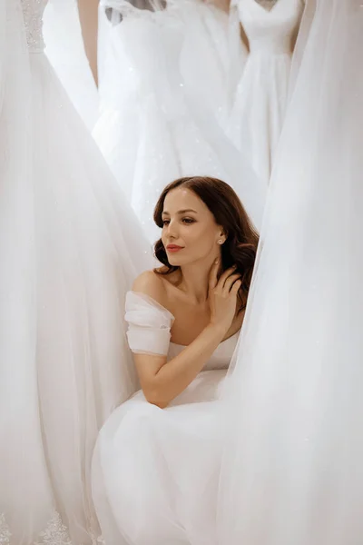 Bella Sposa Bruna Con Trucco Leggero Abito Bianco Interno Squisito — Foto Stock