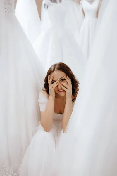 Hermosa Novia Morena Con Maquillaje Ligero Vestido Blanco Exquisito Interior —  Fotos de Stock