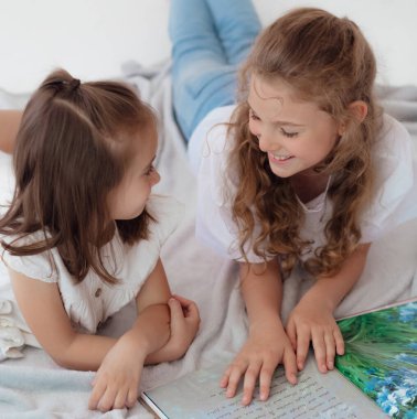 Anaokulu çocukları kartları, tuğlaları ve oyuncakları kullanarak alfabeyi öğrenirler. 