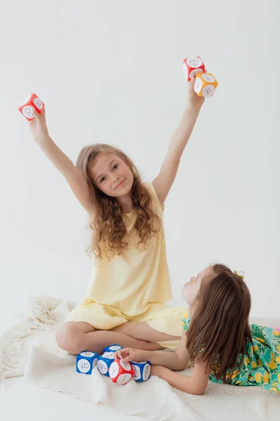 Niños Edad Preescolar Aprenden Alfabeto Usando Tarjetas Ladrillos Juguetes —  Fotos de Stock