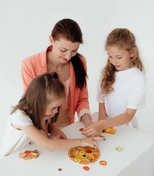 Young Teacher Preschool Children Learn English Alphabet Using Cards Blocks — Stock Photo, Image