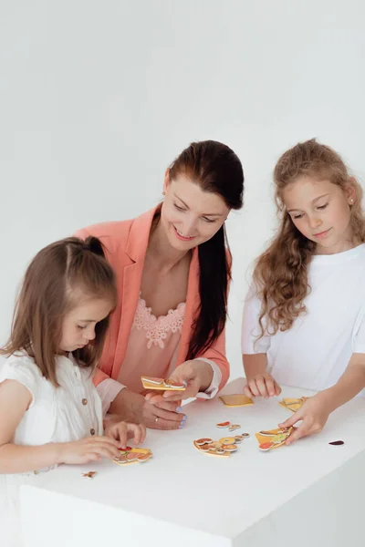 Young Teacher Preschool Children Learn English Alphabet Using Cards Blocks — Stock Photo, Image