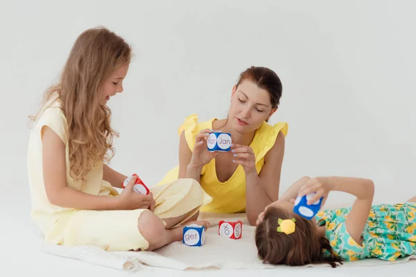아이들은 장난감을 사용하여 알파벳 배운다 — 스톡 사진