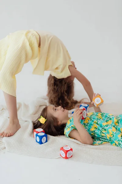 Preschool Children Learn Alphabet Using Cards Bricks Toys — Stock Photo, Image