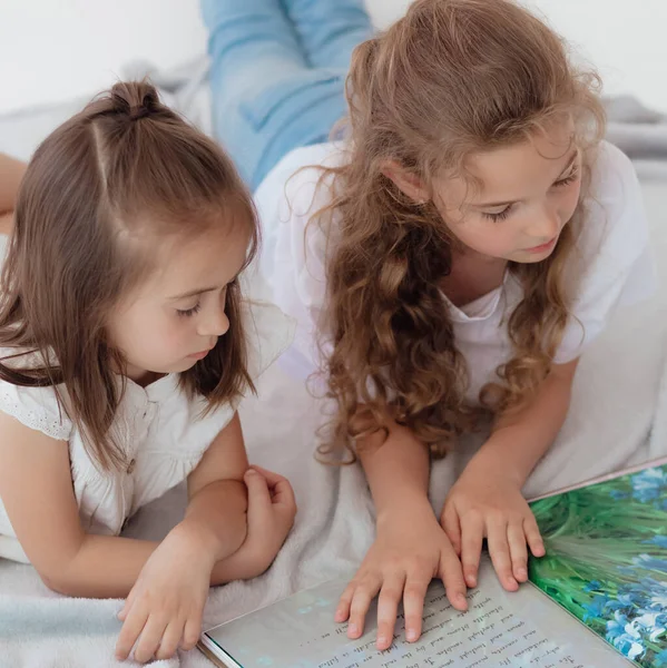 Bambini Età Prescolare Imparano Alfabeto Usando Carte Mattoni Giocattoli — Foto Stock