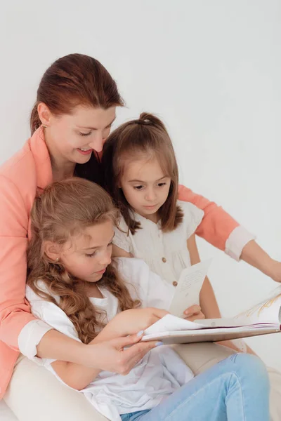 Νεαρός Δάσκαλος Και Παιδιά Προσχολικής Ηλικίας Διαβάζουν Ένα Ενδιαφέρον Βιβλίο — Φωτογραφία Αρχείου