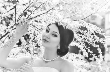 bahar bahçe içinde gelin