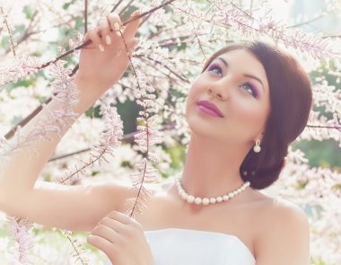 bahar bahçe içinde gelin