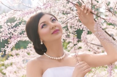 bahar bahçe içinde gelin