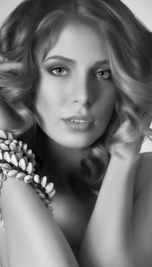 kabuk kolye kadınla