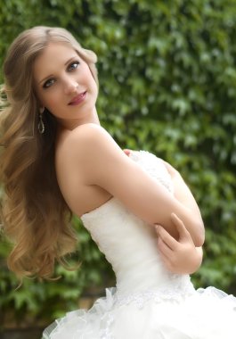 Gelin şık makyaj ile