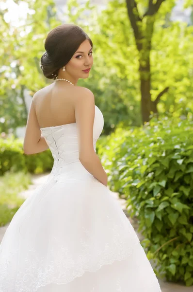 Bride in spring garden — Stock Photo, Image