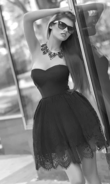 Femme en robe noire — Photo