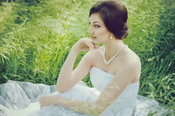 Bride in spring garden — Stock Photo, Image