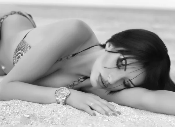 Bikini girl poseren op strand — Stockfoto