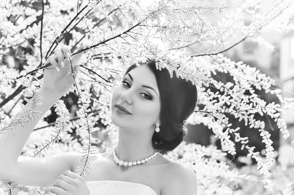 Bride in spring garden — Stock Photo, Image