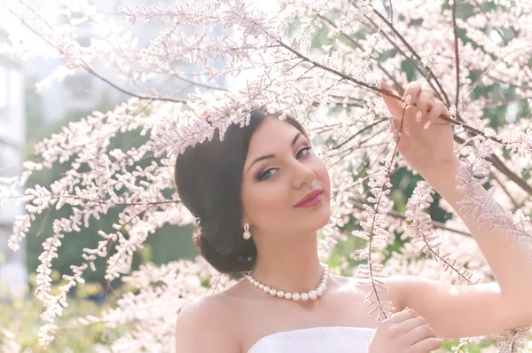 Novia en jardín de primavera — Foto de Stock