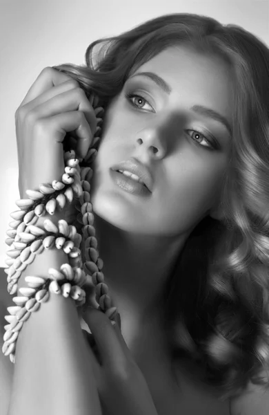 シェルのネックレスを持つ女性 — Stockfoto