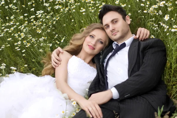 Bride and groom on their wedding day — Stock Photo, Image