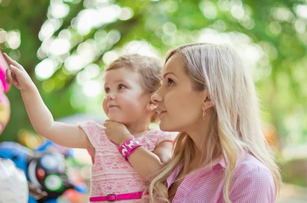 Bambina con madre — Foto Stock