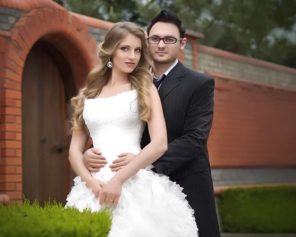 Bride and groom on their wedding day — Stock Photo, Image