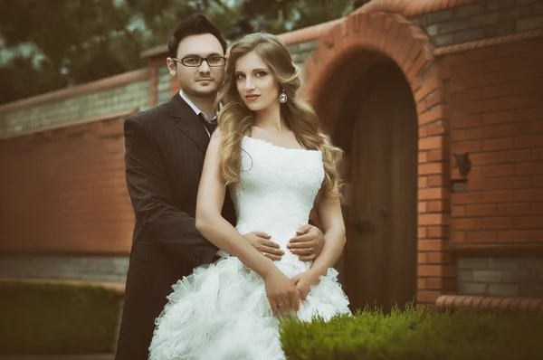 Noiva e noivo em seu dia de casamento — Fotografia de Stock