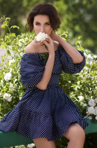 Mujer joven con maquillaje — Foto de Stock