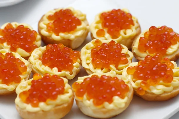 Sanduíches com caviar vermelho — Fotografia de Stock