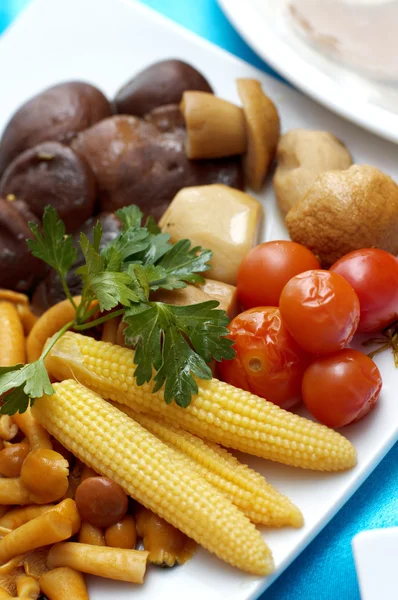 Ingemaakte groenten en champignons — Stockfoto