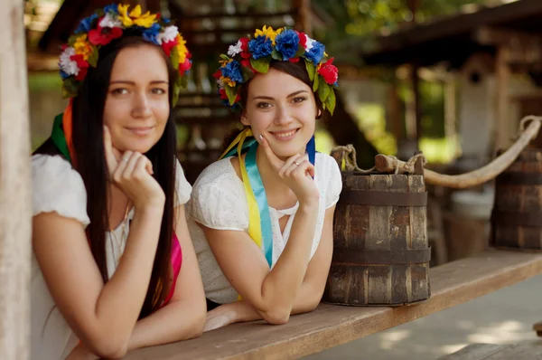 Niñas en chaplets nacionales — Foto de Stock