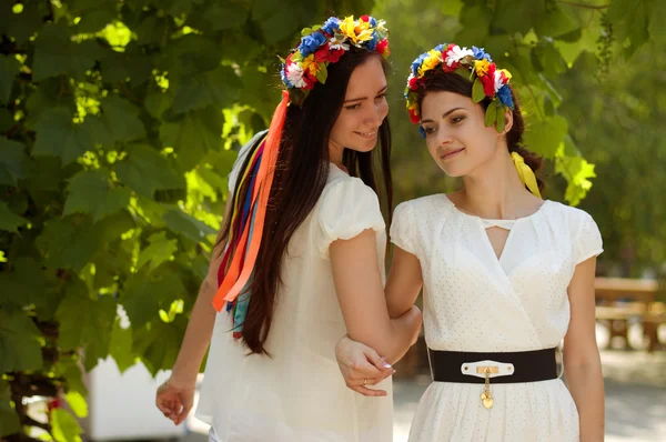 Niñas en chaplets nacionales — Foto de Stock