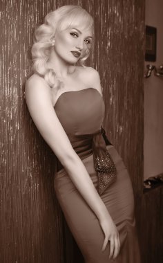 Kırmızı elbiseli kadın.