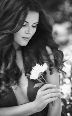 Uzun saçlı kadın.