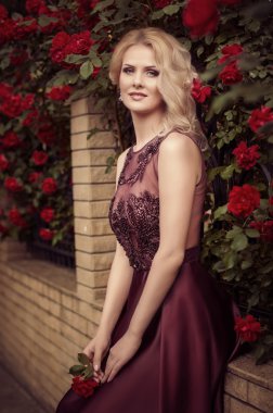 makyaj moda elbiseli kadınla