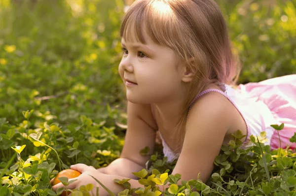 Κορίτσι σε μέσα σε καταπράσινο κήπο — Φωτογραφία Αρχείου