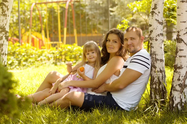 Famille dans le parc — Photo