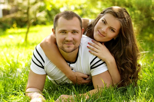 Couple dans le parc — Photo