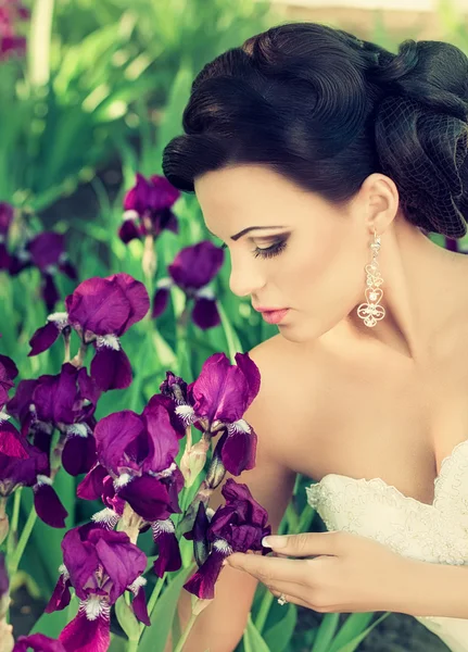 Novia con maquillaje elegante — Foto de Stock