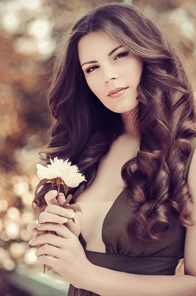 Mulher com cabelo comprido — Fotografia de Stock