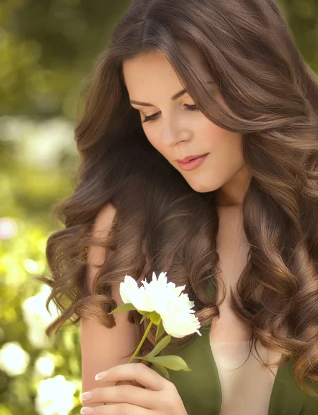 Mulher com cabelo comprido — Fotografia de Stock